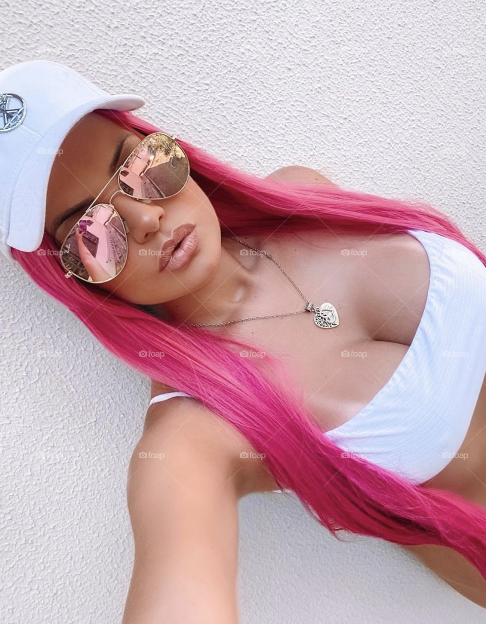 Mulher de cabelo rosa poderosa