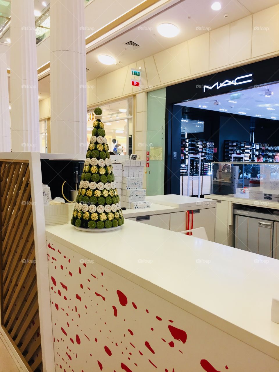 Cute little Christmas tree made with macrons 🎄