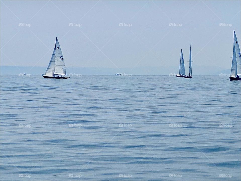 These sailboats are cruising down the “East River” from the “Mamaroneck” marina towards “New York City” accompanying us for part of the way. 2023. Hypnotic Productions