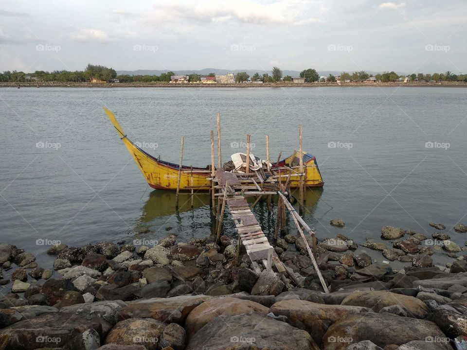 A boat is parking at the river side