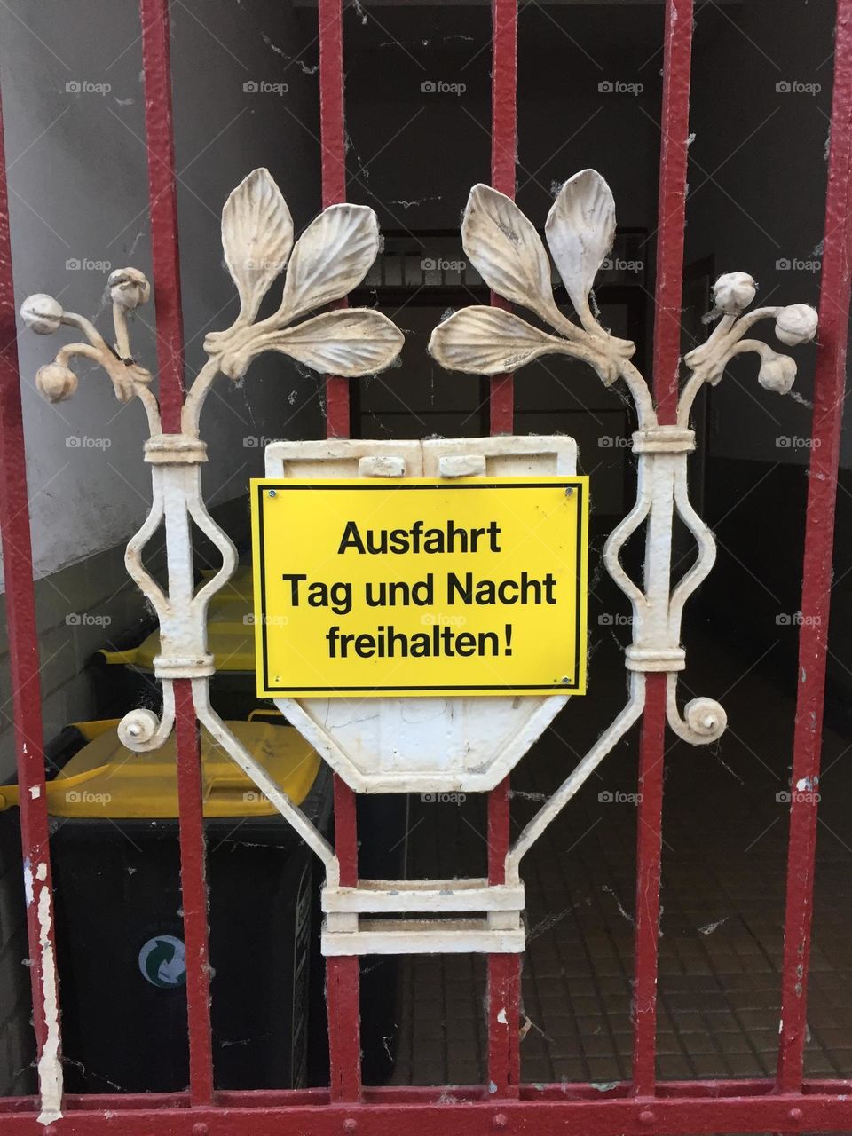Ausfahrt Tag und Nacht freihalten!