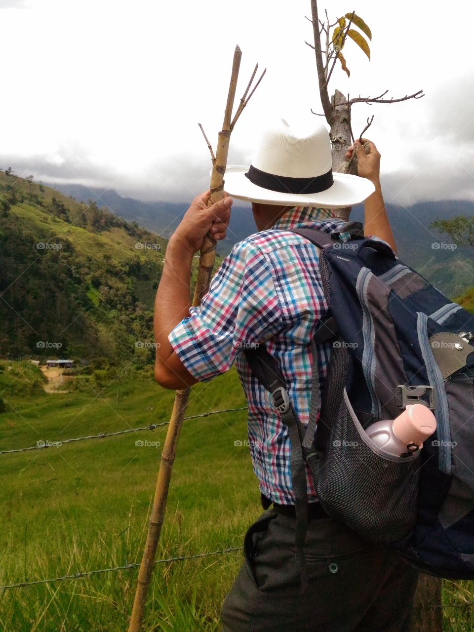 En las montañas de colombia, contemplando su belleza.