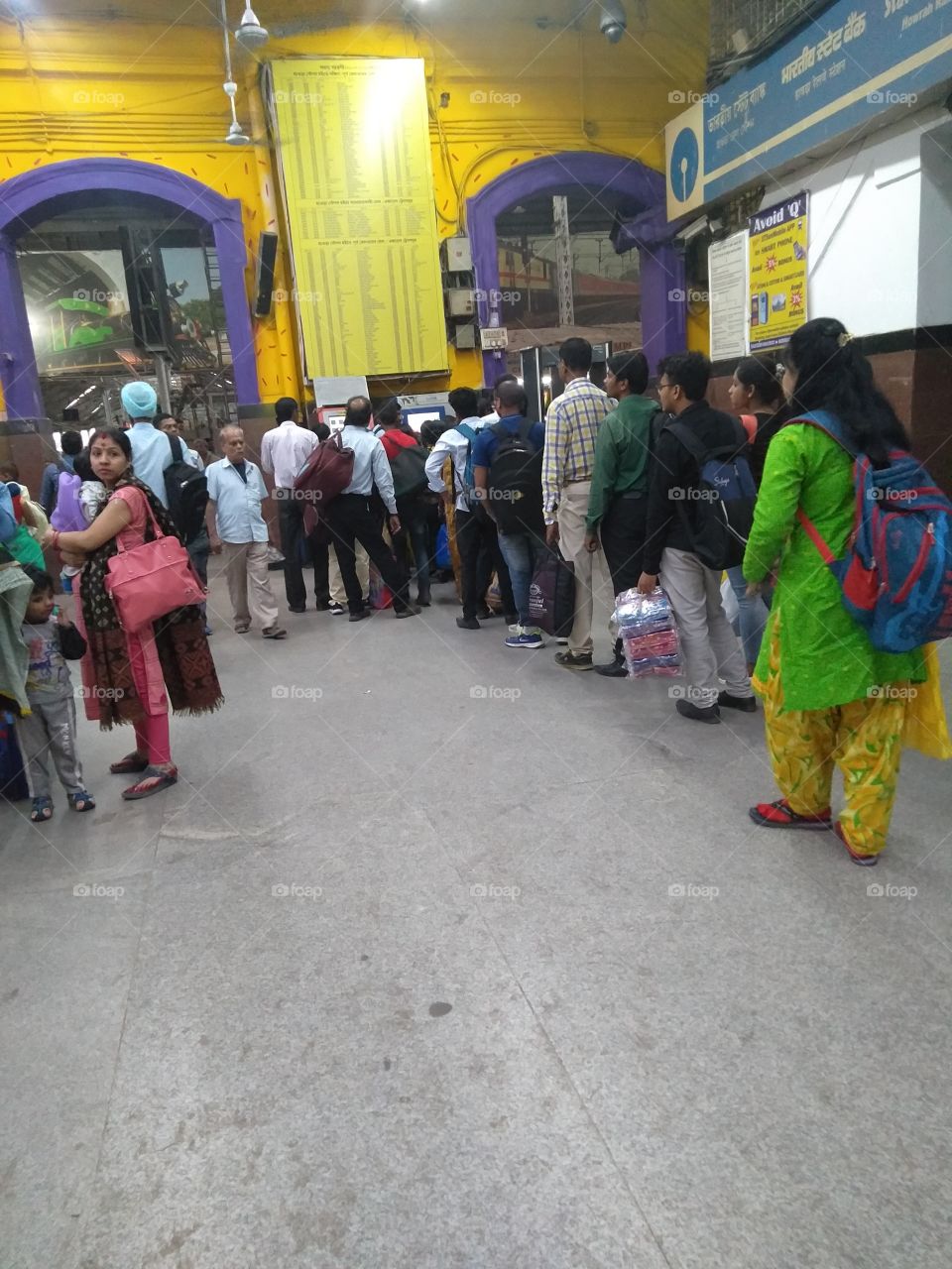 Long que in Ticket vending machine at Howrah Station