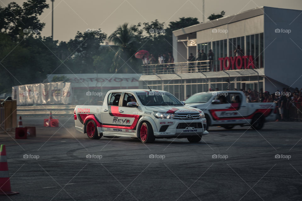 Toyota hilux revo drift show 