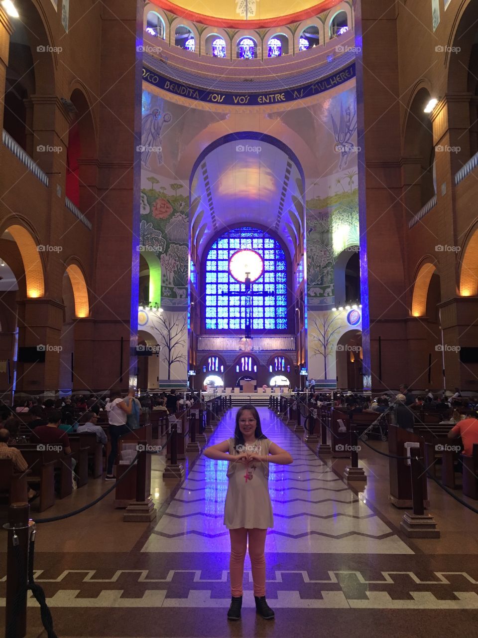 A routine of faith: going to Mass, talking to God! Here, in the catholic sanctuary of Aparecida, in Brazil. / Uma rotina de fé: ir à Missa, conversar com Deus! Aqui, no santuário católico de Aparecida, no Brasil. 