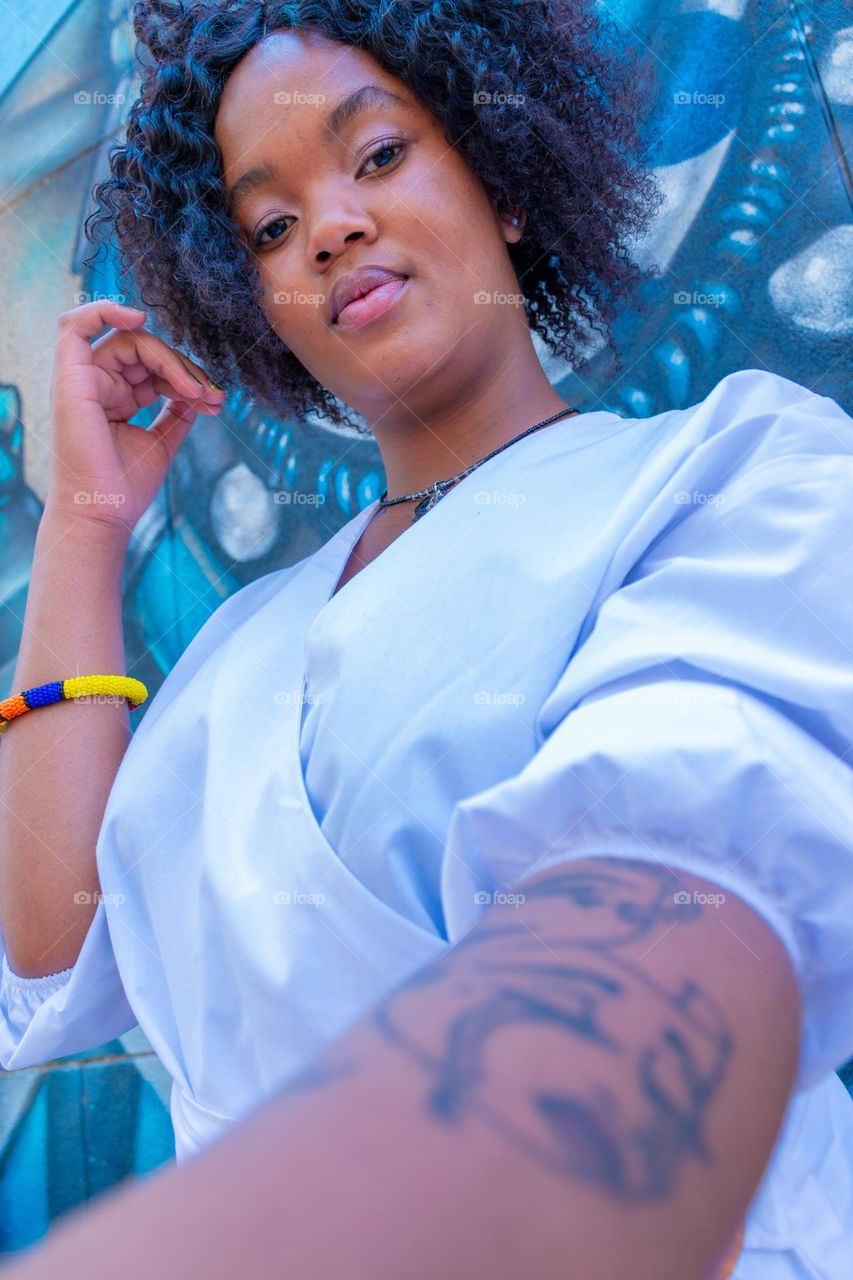 The tattoo reads "Smile now cry later" life is too short so enjoy it while you can.