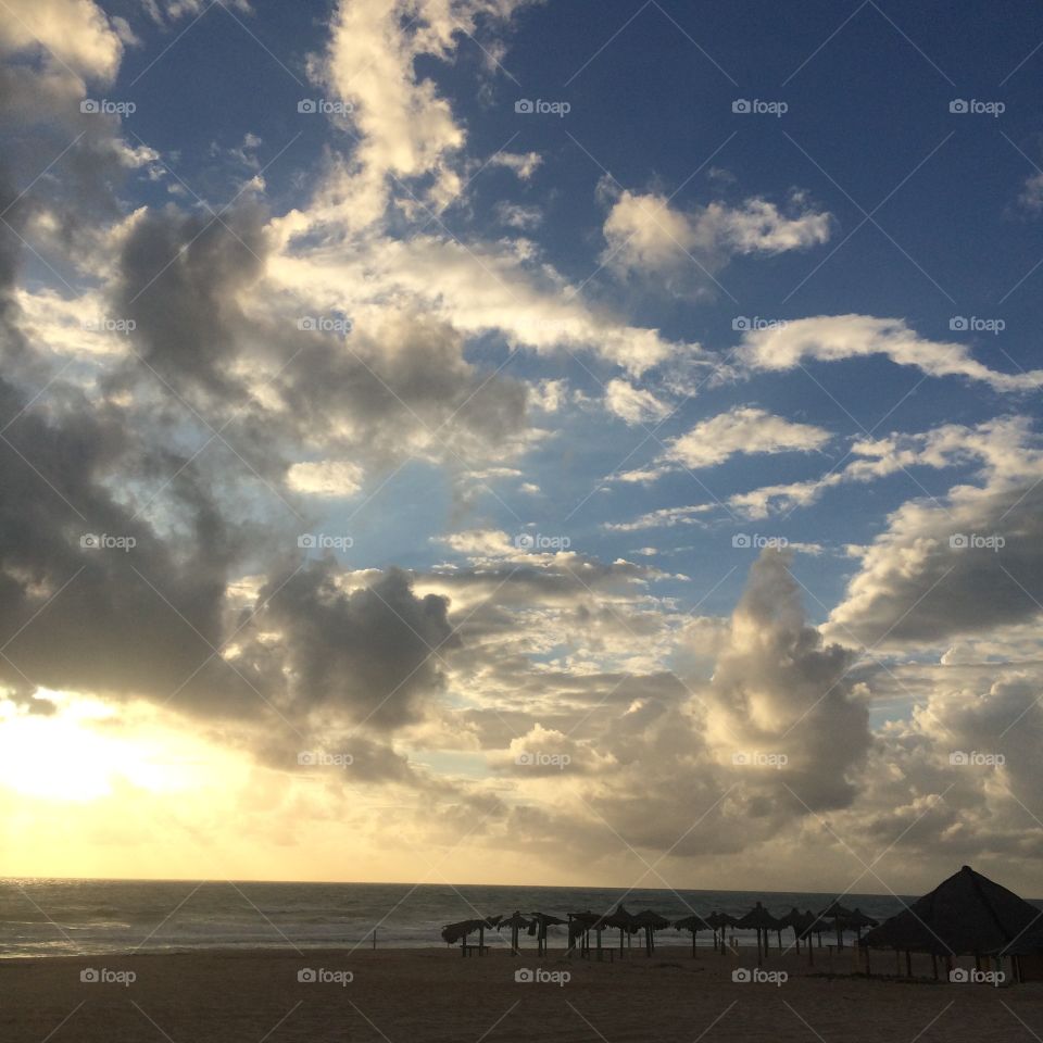 A wonderful summer day on the Atlantic Ocean: here, Fortaleza, in Northeast Brazil. / Um dia maravilhoso de verão no Oceano Atlântico: aqui, Fortaleza, no Nordeste do Brasil. 