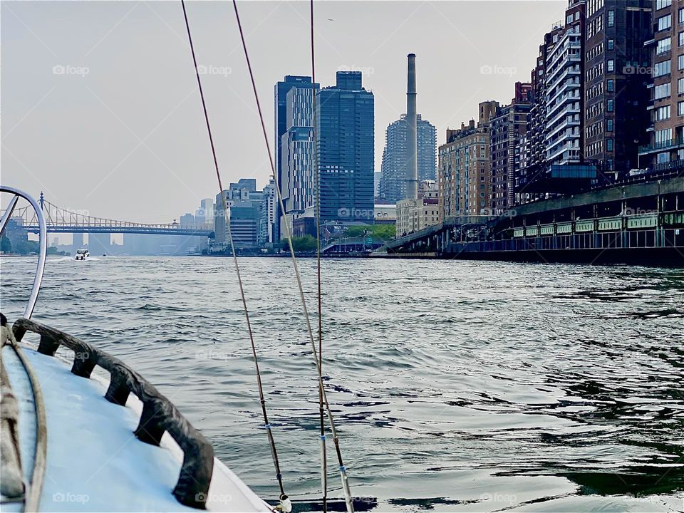 Motoring our new „23 O‘Day“ sailboat home from „Mamaroneck“ to „Newtown Creek“ in LIC, Queens we passed by quite a few lovely sites such as this one by the „Upper East Side“ of „Manhattan“ north of the „Queensboro Bridge“. 2023. Hypnotic Productions