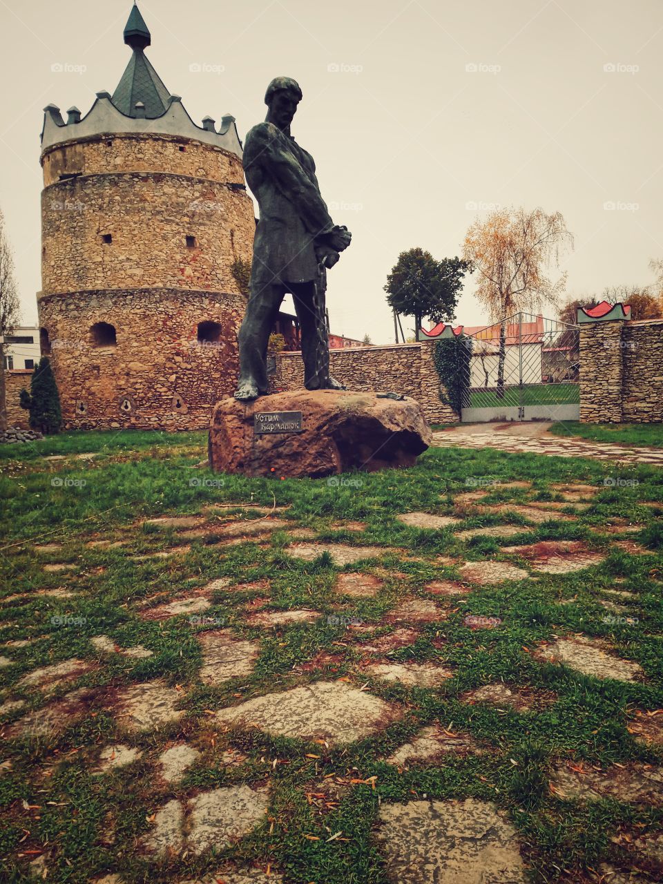 Monument to the Ukrainian Robingut.  Ustim Karmelyuk.
In the background you can see the tower, which once defended against the Tatars.
