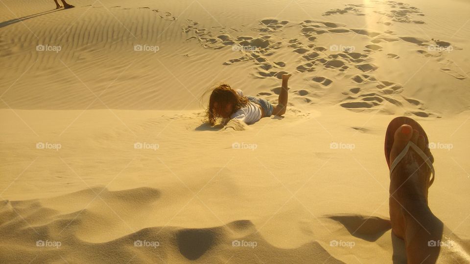 brincar na areia no por fo sol nao tem preço