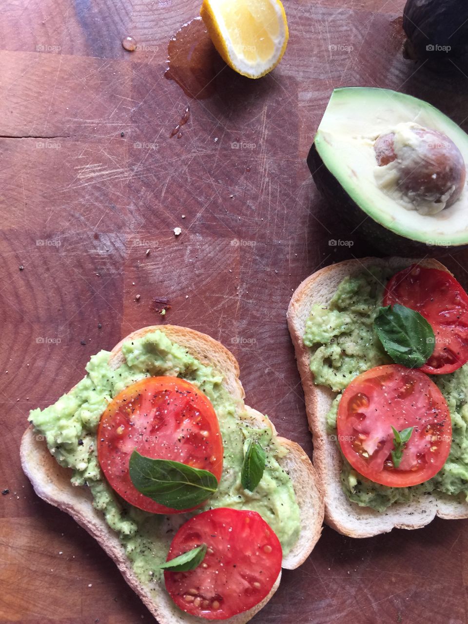 Avocado toast with tomatoes 