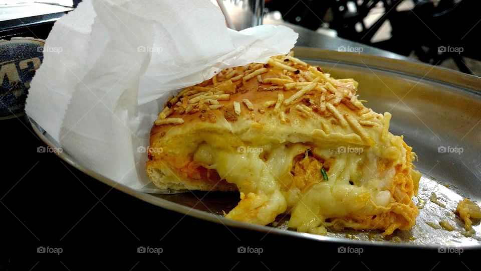 Torta de frango, com requeijão, queijo e batata frita.