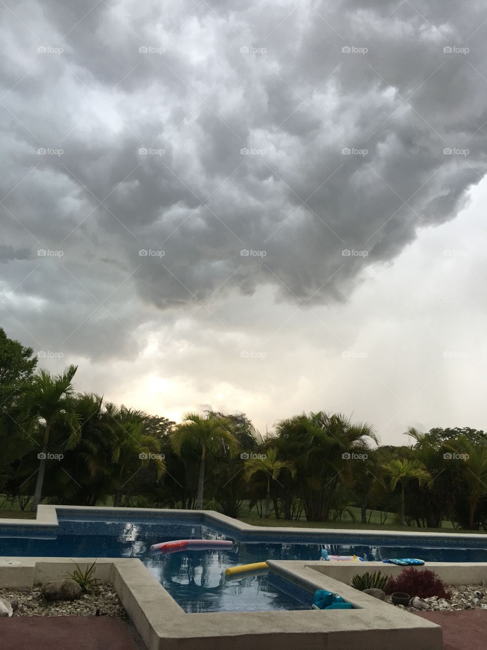 Thunderstorm rolls into Panama
