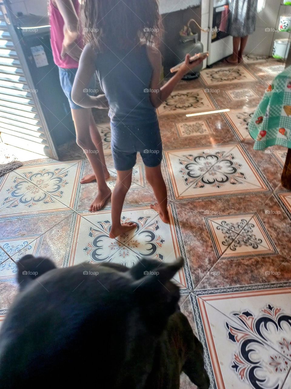 A dança para criança tem vários benefícios,  como o desenvolvimento  cerebral, aumenta a coordenação  motora,  equilíbrio  e flexibilidade