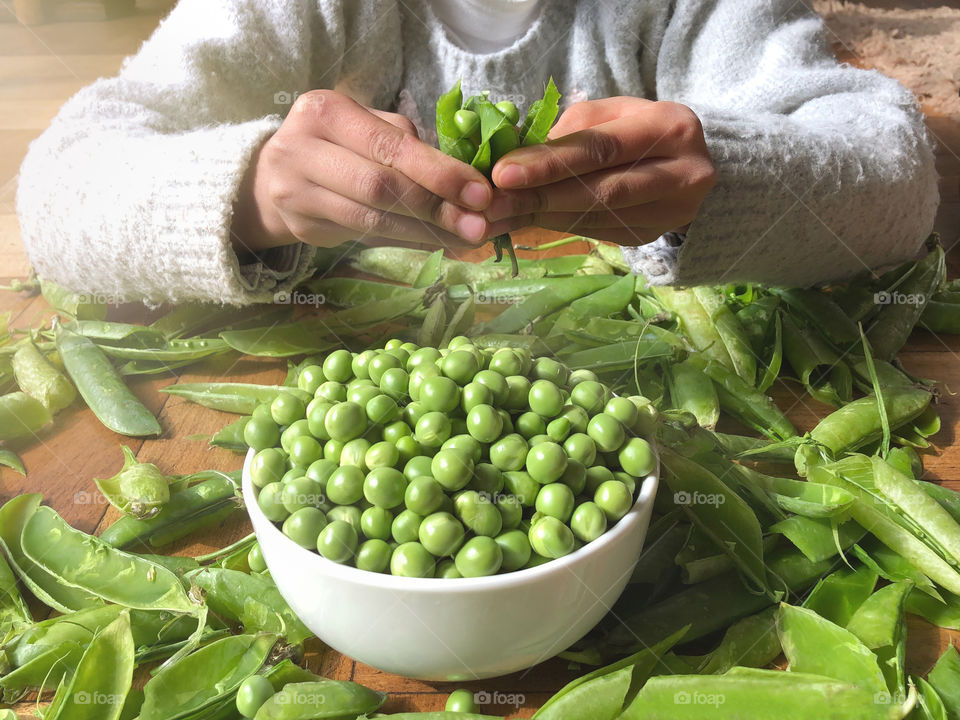 Selecting peas for nutritious dinner