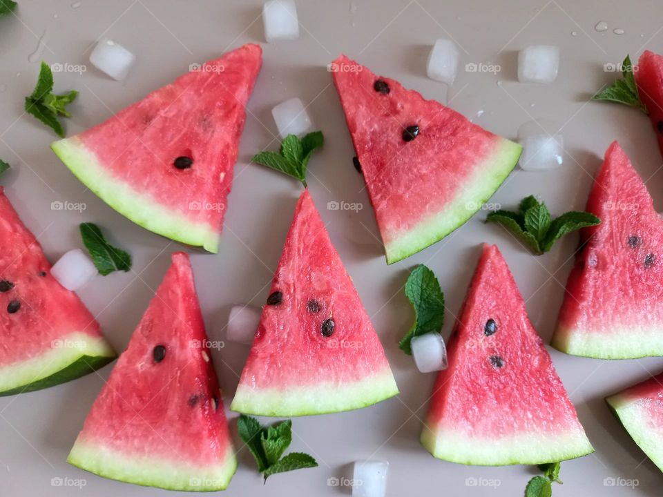 juicy slices of watermelon, ice and fragrant mint leaves!