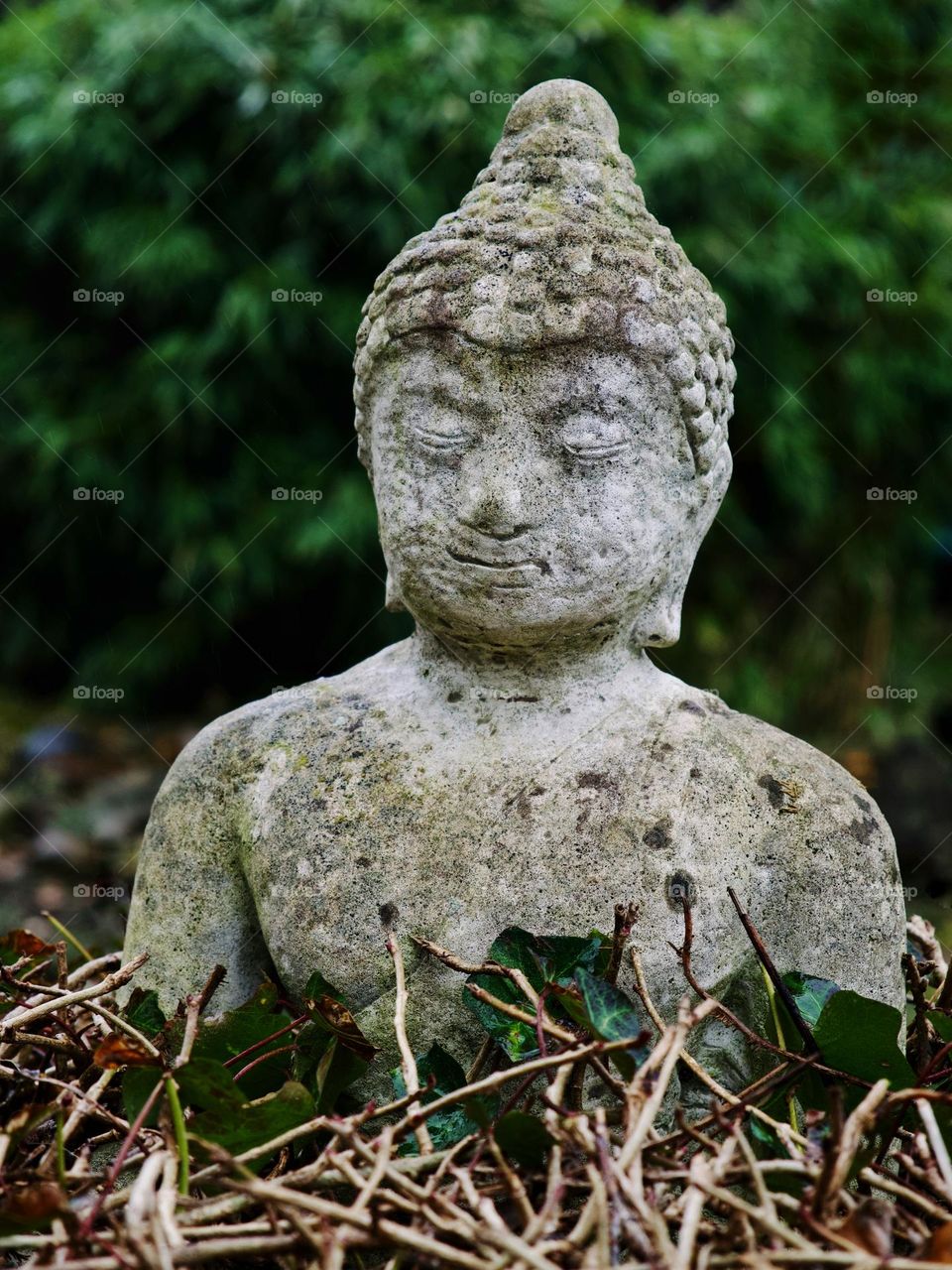 Boeddha in the garden, meditative statue in nature, outside