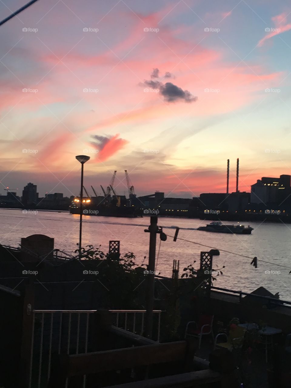 Beautiful sunset over the Thames in London 