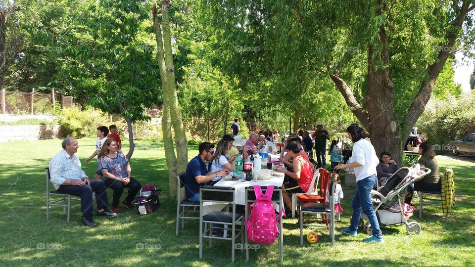 familia almorzando en cámping