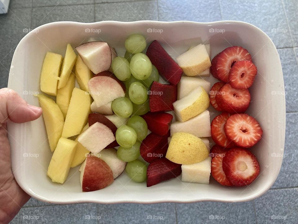 Delicious fruits to bring health to children: today we have mango, peach, grape, plum, pear and strawberry. / Frutas deliciosas para trazer saúde às crianças: hoje temos manga, pêssego, uva, ameixa, pêra e morango. 