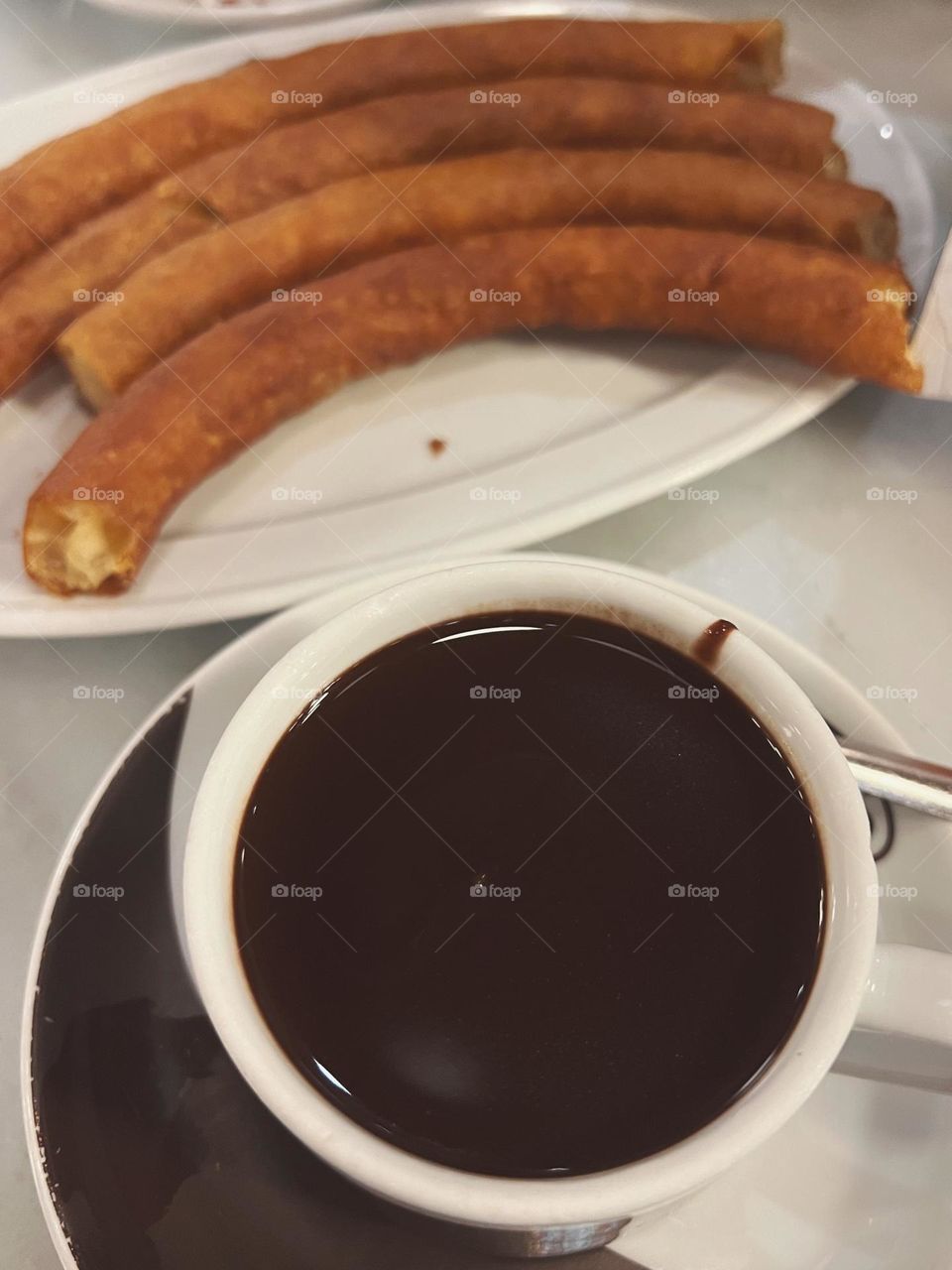 Churros con una taza de chocolate 