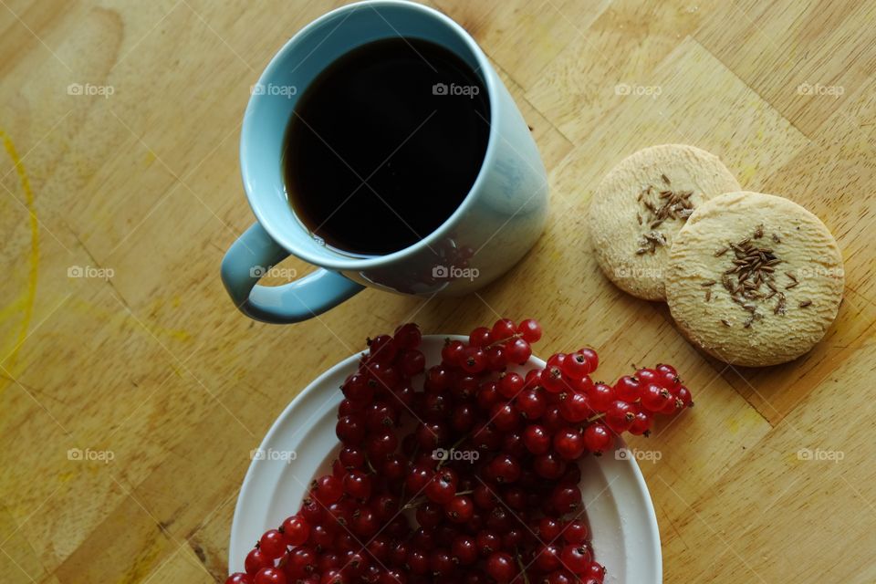 Black tea, cookies and fruits