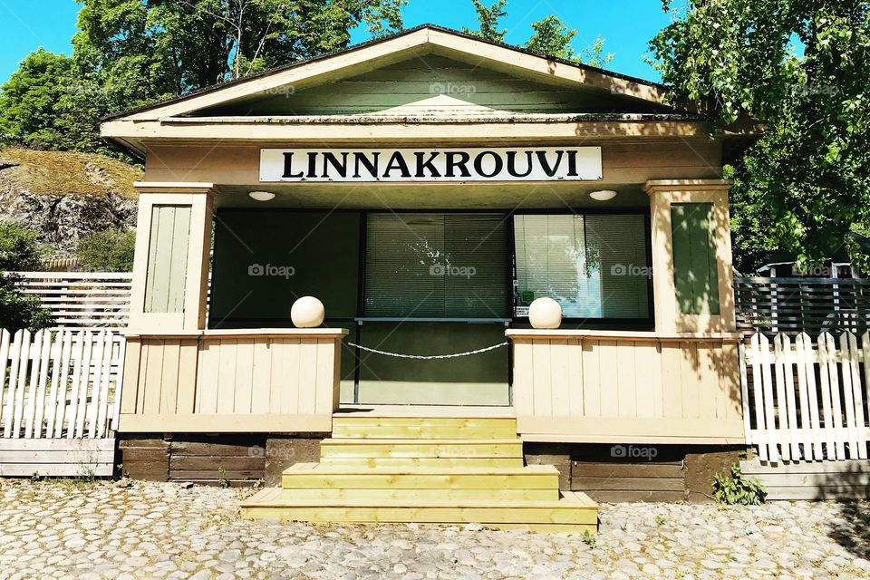 The second day is summer in Savonlinna.On the street it is very hot. Linnakrouvi's summer restaurant at Linnankatu 7)) is a classic portico.Savonlinna Suomi Finland ๐ซ๐ฎ