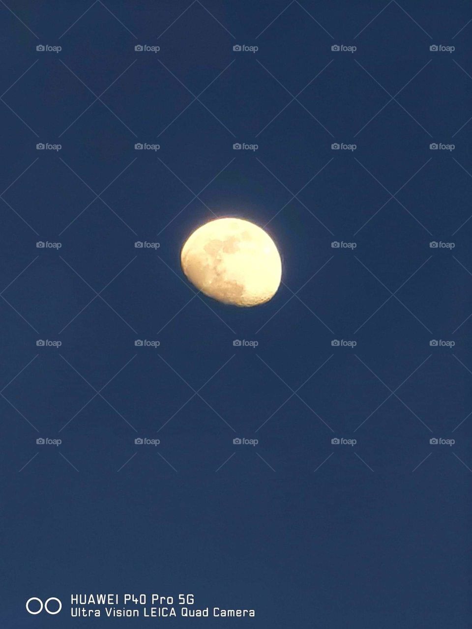 imagen de la luna con 50x zoom en P 40 pro