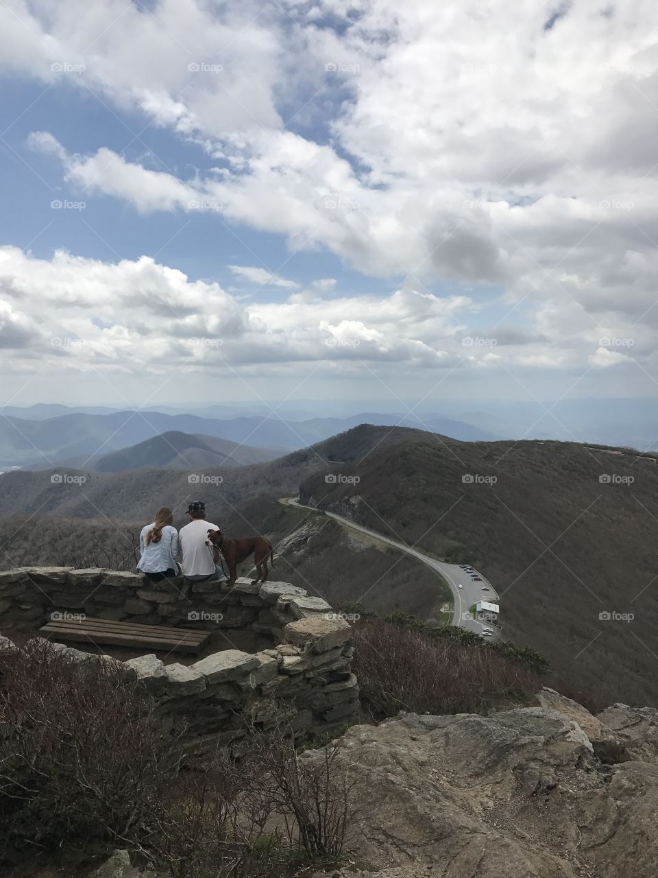 An easy 1.4-mile round trip hike to the 6000-foot summit of Craggy Pinnacle offers tremendous 360-degree panoramic view of the Blue Ridge Mountain and its parkway. #BlueRidge #Pinnacle #Parkway