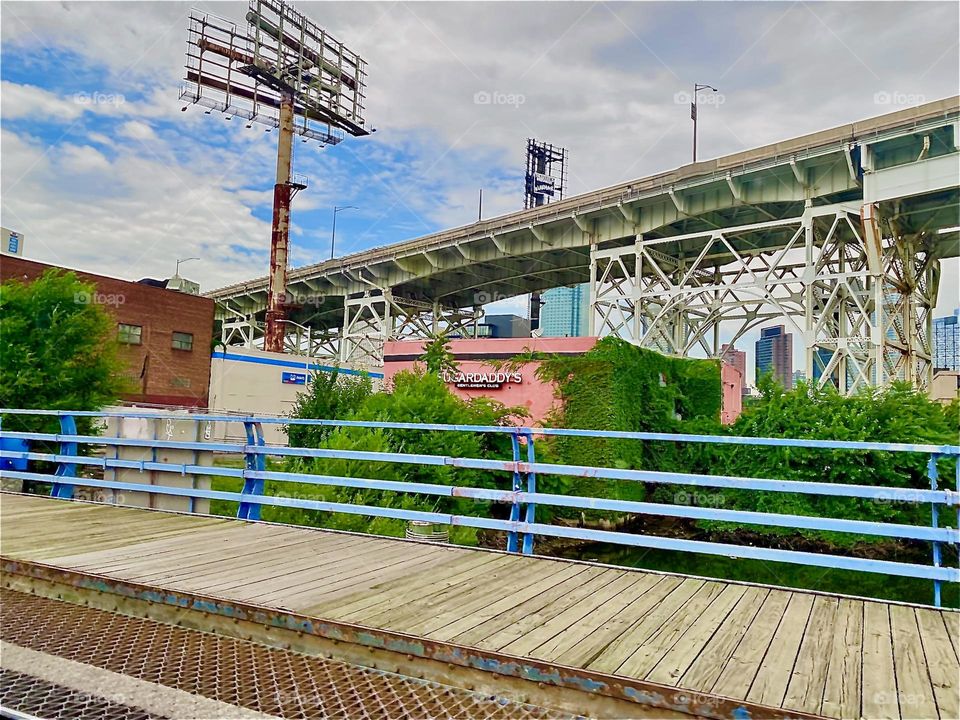 „Borden Ave“ by the „Borden Avenue Bridge“ and „Newtown Creek“, an ocean inlet of the „East River“. The overpass leads to the „Brooklyn Queens Expressway“. 2022.?Hypnotic Productions
