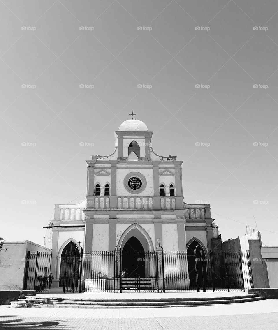 la iglesia histórica en blanco y negro