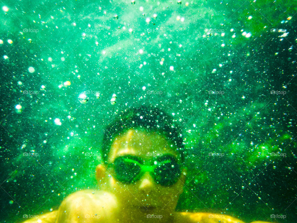 Splash . Breathing under water 