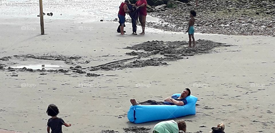 perso.ne qui dors sur la plage