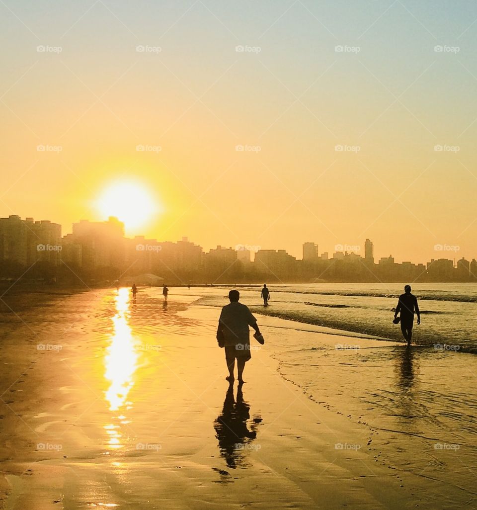 Monochrome Photography -
The sky, the light and the golden sandy beach monocratically! Here a beautiful dawn in Santos, coast of Brazil. / O céu, a luz e a praia de areia douradas monocraticamente! Aqui a linda alvorada em Santos, litoral do Brasil.