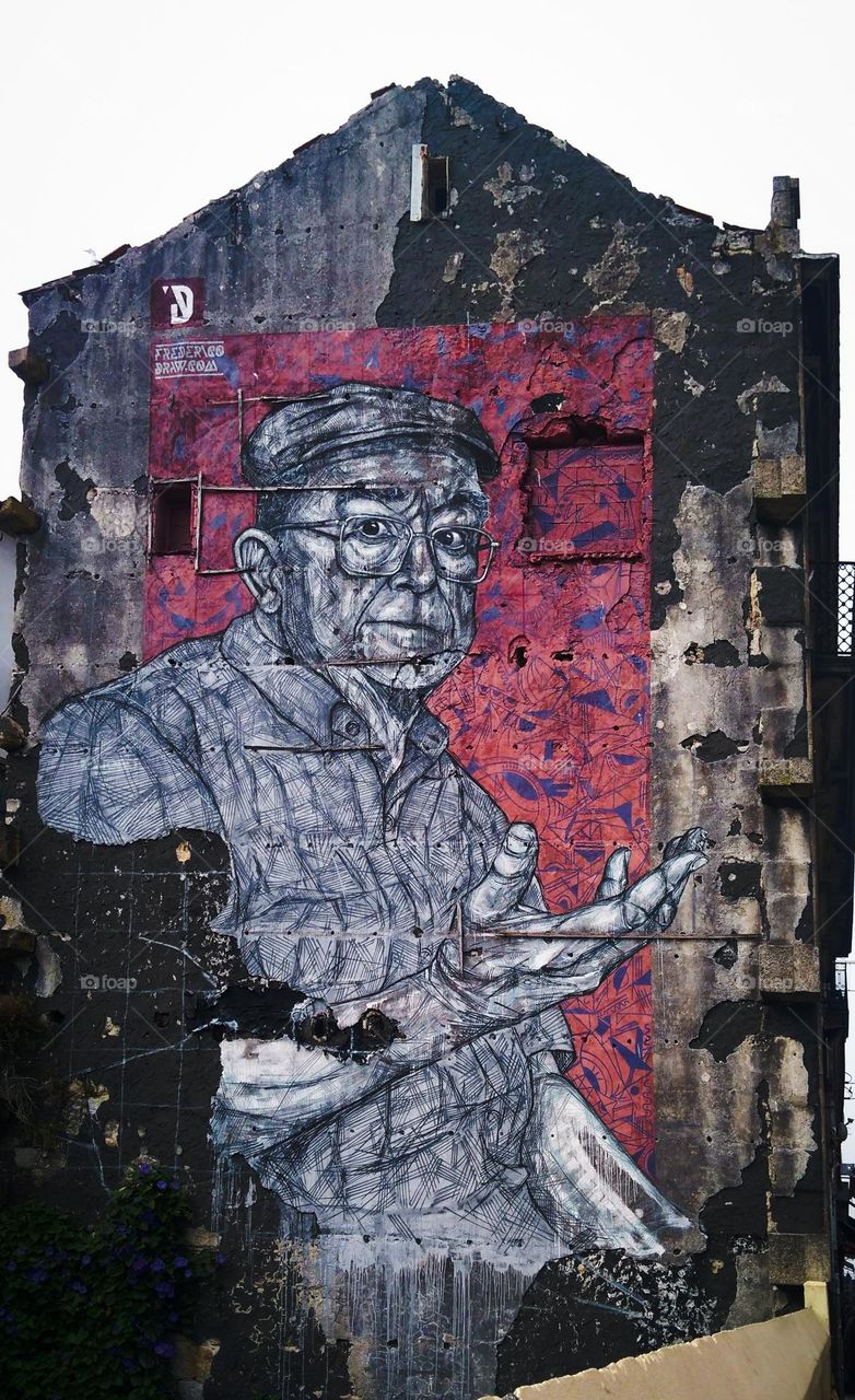 Mural located in Porto by Frederico Draw.