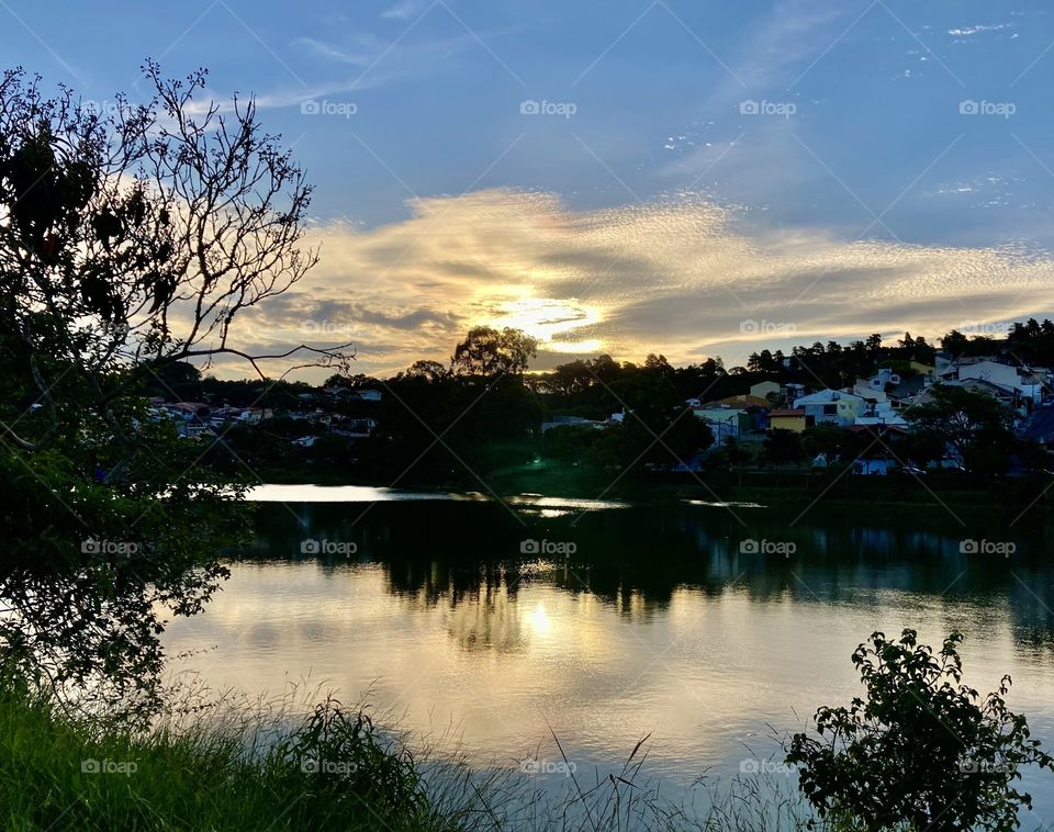 Very beautiful evening that brings us motivation!  Look at the sun and its reflection in the lake's water mirror. / Entardecer muito bonito que nos traz motivação! Olhe o sol e seu reflexo no espelho d’água do lago. 