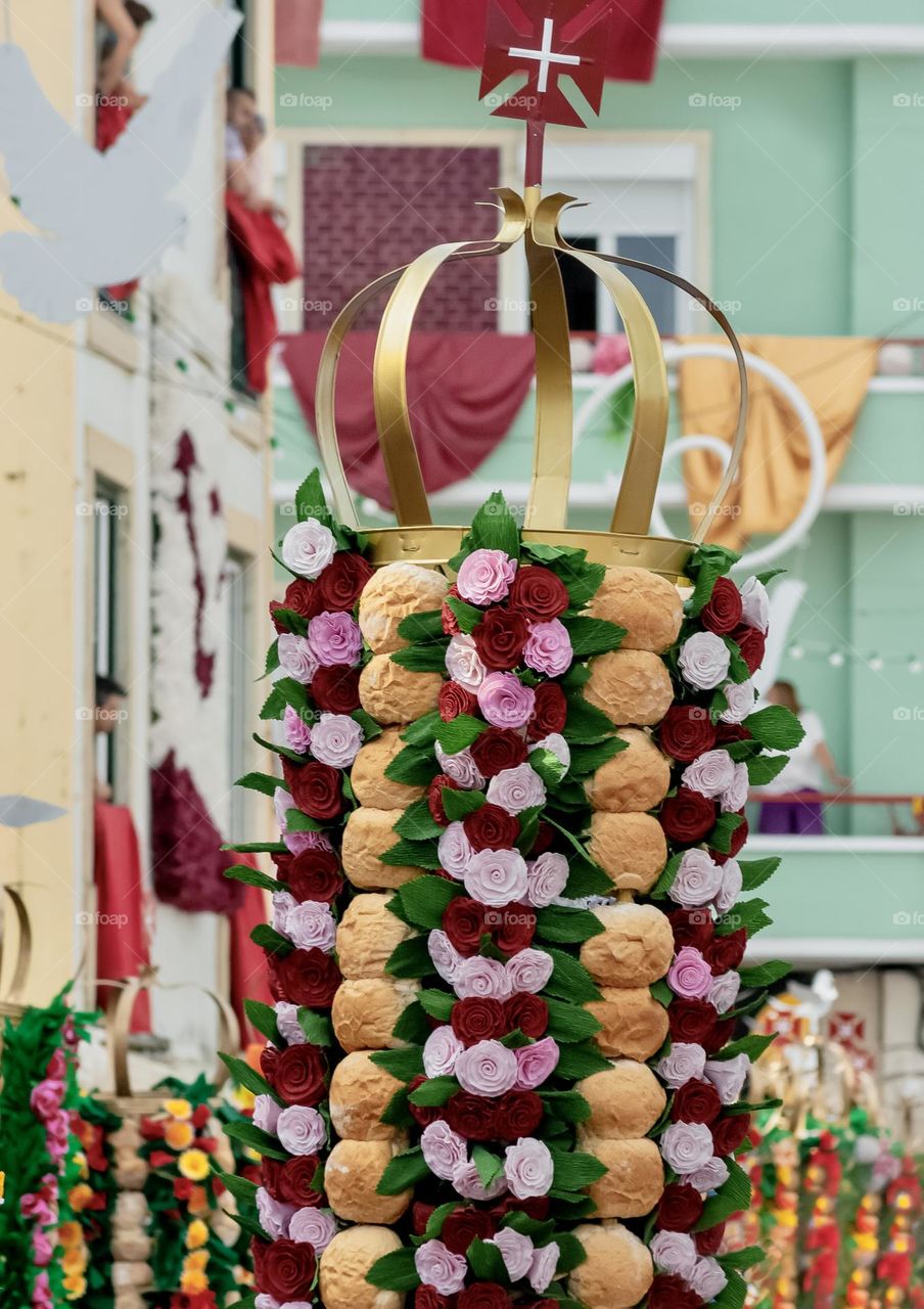 A procession of offering trays, held aloft at Festa dos Tabuleiros in Tomar