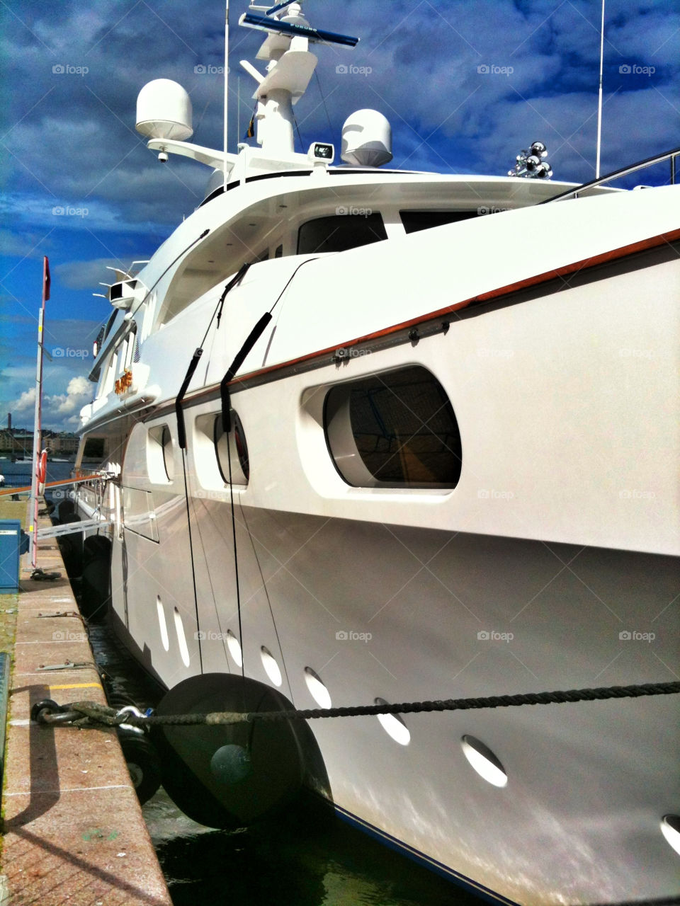 båt yacht sky clouds by spikerbagger