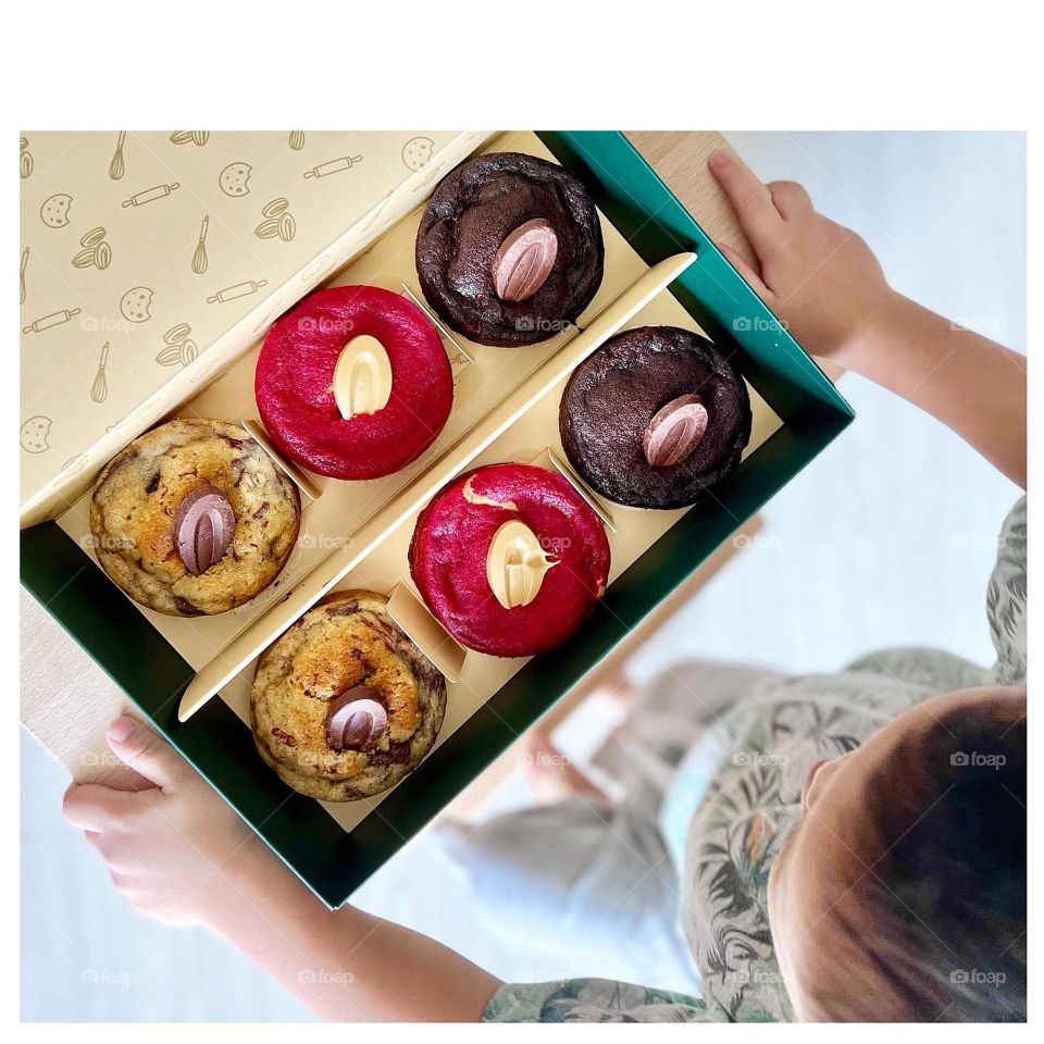 Colourful chunky chocolate red velvet cookies 