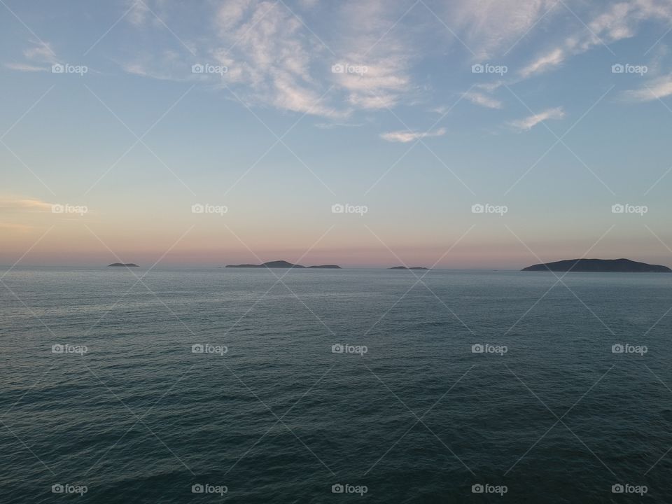 Paisagem aérea de Arraial do Cabo no Rio de Janeiro, Brasil. Lindo o azul do mar!