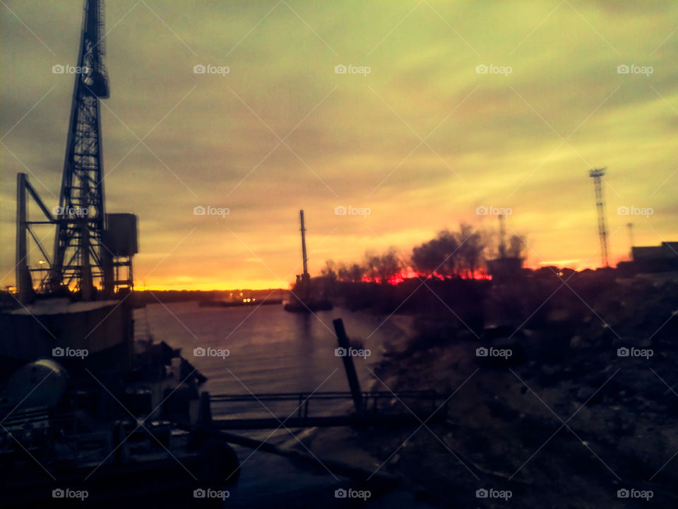 Вечерняя река.