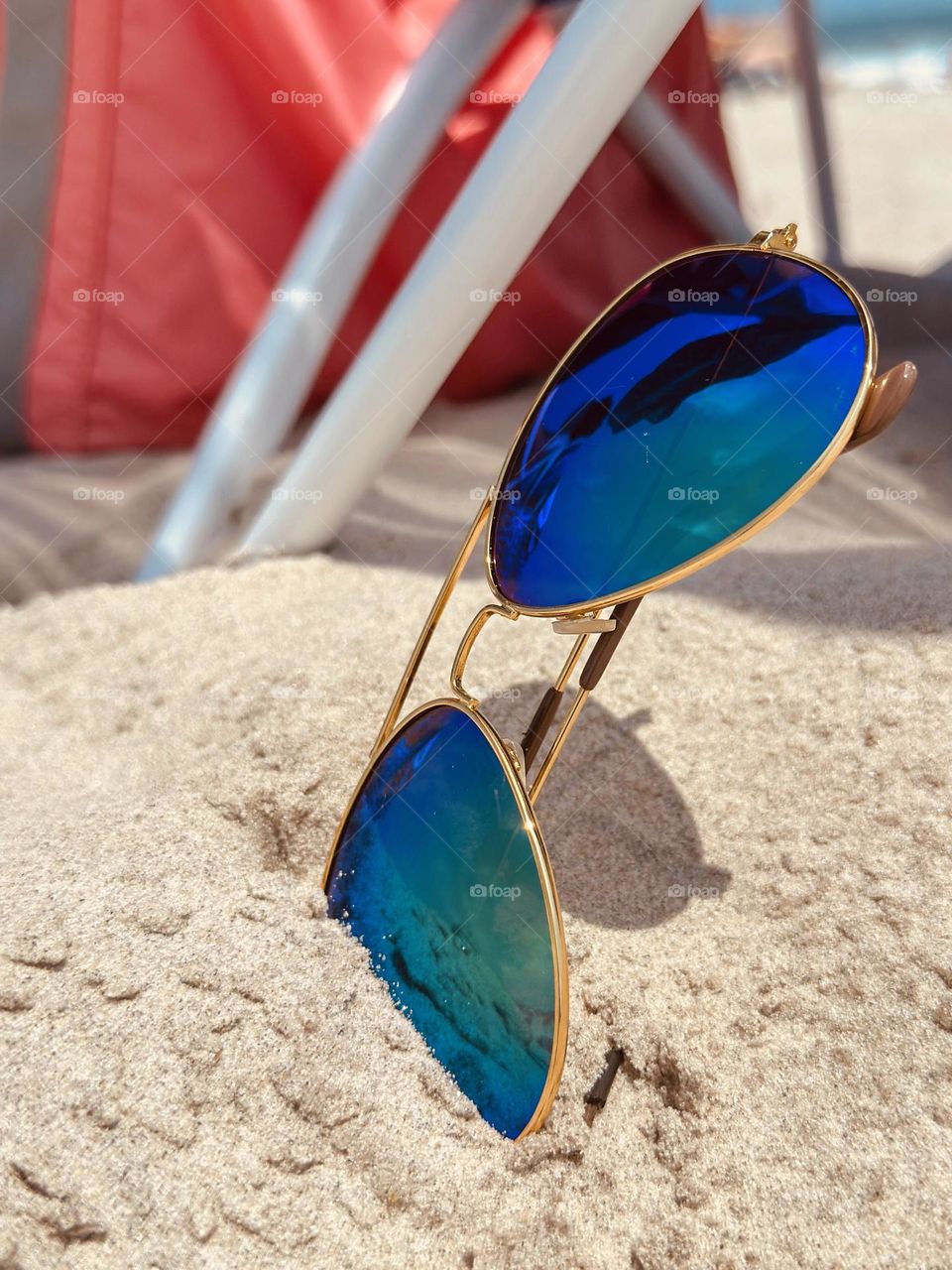 Multicolored aviator sunglasses with a mirrored finish.