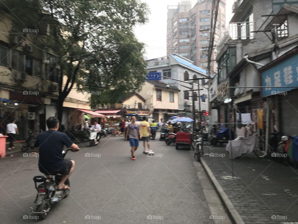 The bustling street of old shanghai... busy Sunday afternoon in the xiaonanmen area; 上海小南门区