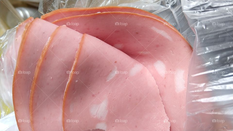 Fatias de mortadela.
