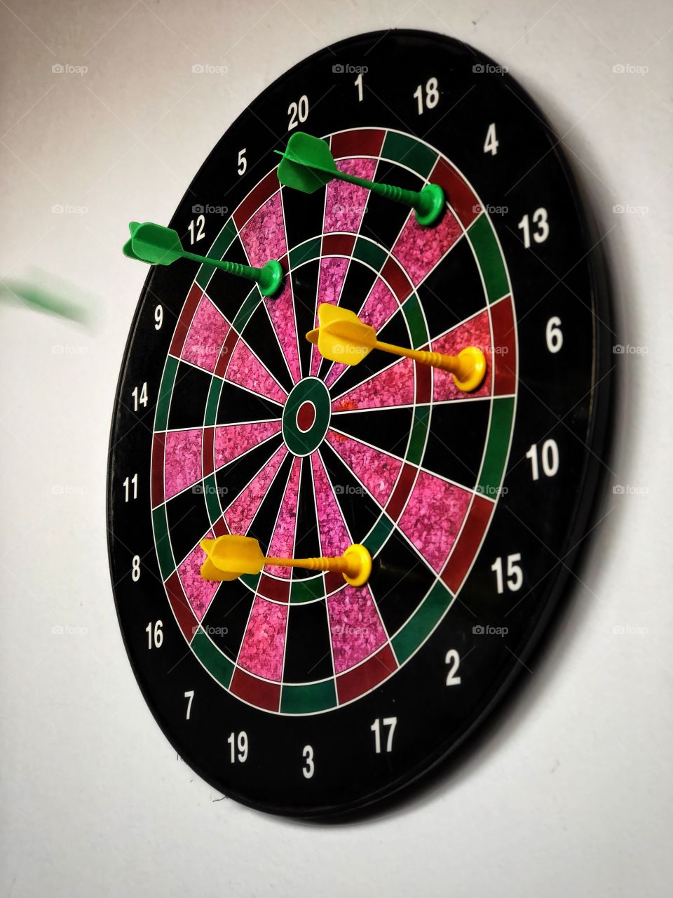 A magnetic dart board... A game full of circles, and the big challenge to get to the smallest one. Lots of fun! Do you think the green dart coming to the board will reach the central circle?