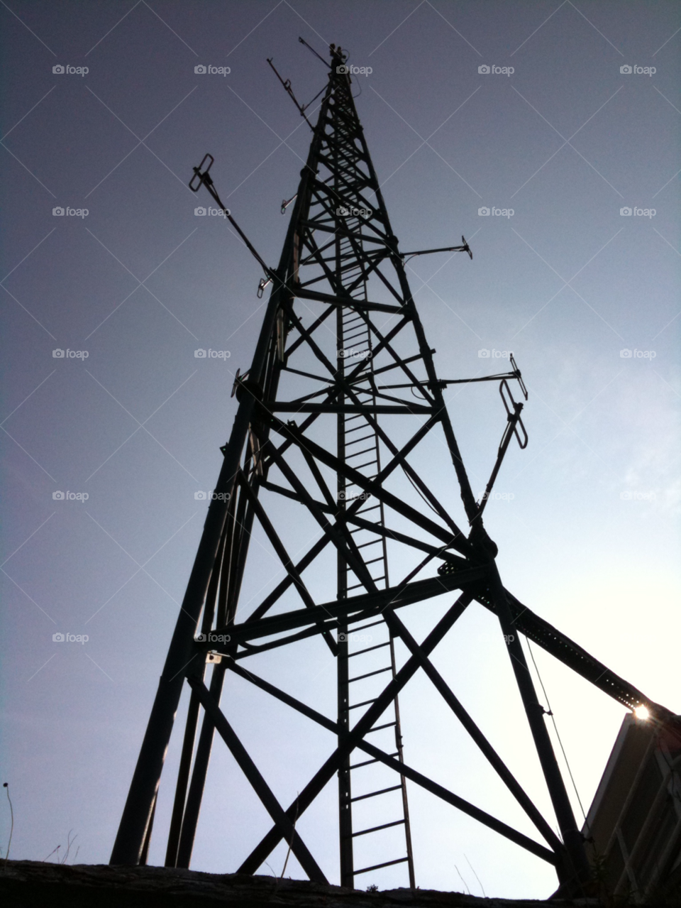 Communications mast 