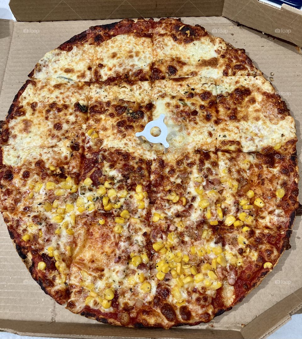 Time to eat a delicious pizza!  This one is half margarita, half corn and bacon. / Hora de comer uma deliciosa pizza! Essa aqui é metade marguerita, metade corn e bacon. 