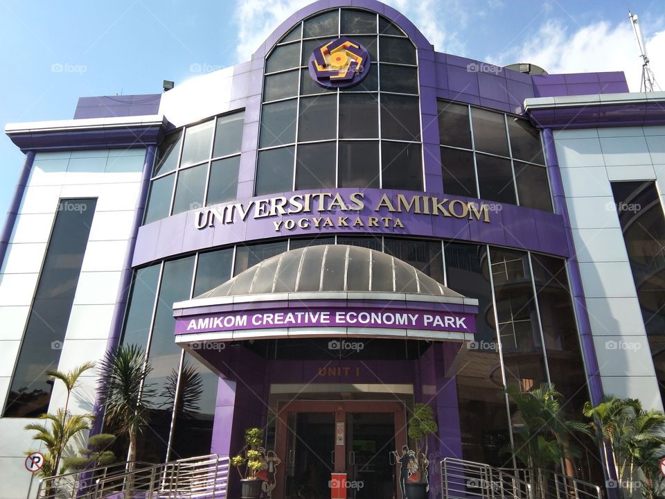 gedung universitasku yang megah