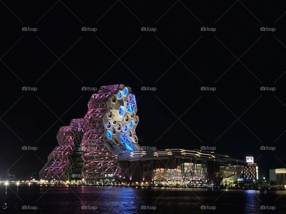 Kaohsiung Music Center.Designed by Manuel Alvarez Monteserin Lahoz. Got FIABCI World Prixd'Excellence Awards 2021. The appearance design is based on the ups and downs of the waves."Wave Towers‘’