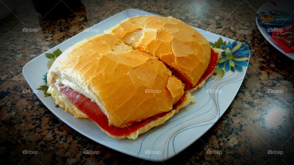 Sanduíche. Pão, queijo, tomate e presunto.